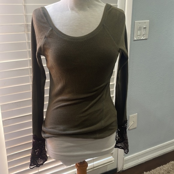 Free People army green tunic with embroidered burgundy cuffs with clasp closings - Picture 2 of 5